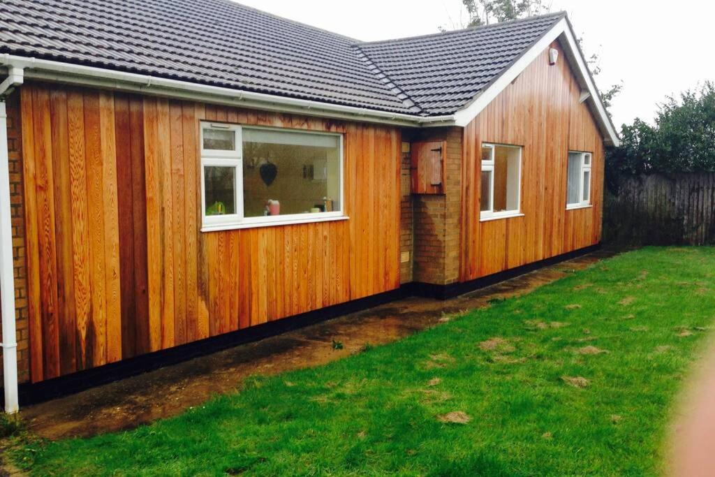 Shore Lodge. 4 Bed Bungalow Only Mtrs From The Beach. Sleeps 8 Sutton-on-Sea Exterior photo