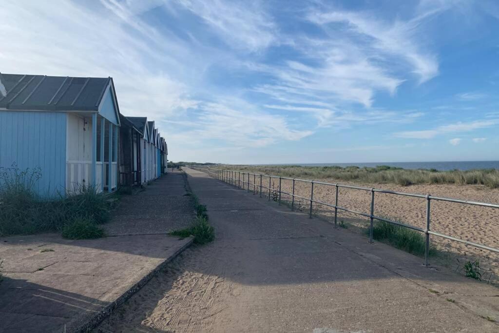Shore Lodge. 4 Bed Bungalow Only Mtrs From The Beach. Sleeps 8 Sutton-on-Sea Exterior photo